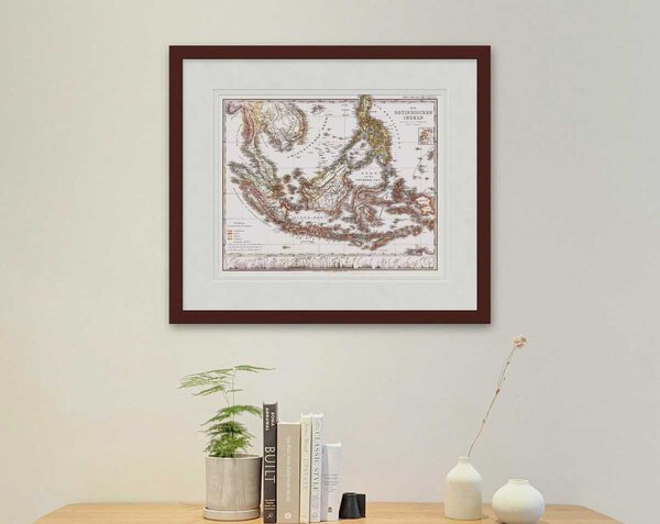 Oude kaart Oost Indische Eilanden 1858 von Stuelpnagel ingelijst in wortelnoot lijst met passe-partout aan de muur