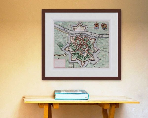 Oude kaart Tholen 1649 Blaeu ingelijst in mahonie lijst met passe-partout aan de muur