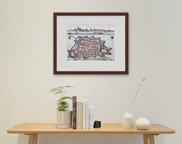 Oude kaart Venlo 1654 Geelkercken ingelijst in mahonie lijst met passe-partout aan de muur