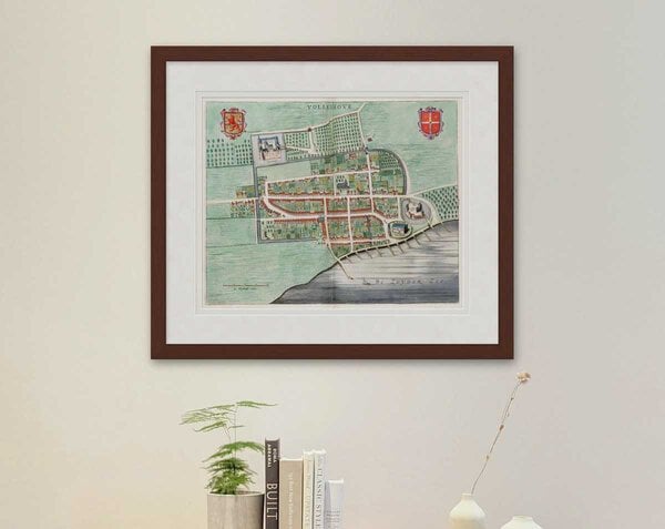 Oude kaart Vollenhove ingelijst in mahonie lijst met passe-partout aan de muur