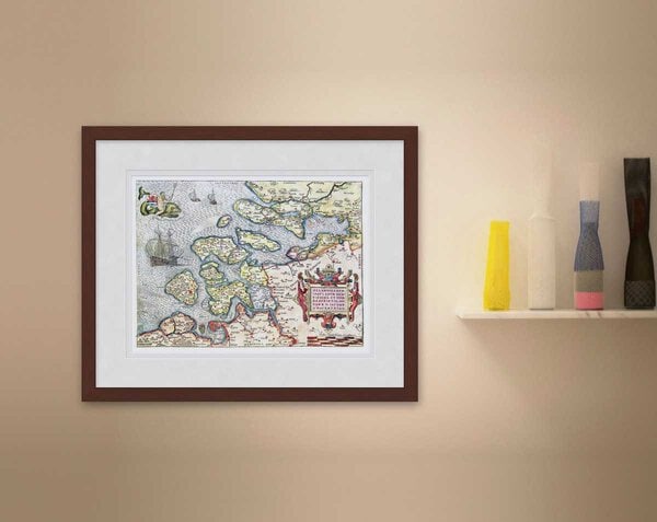 Oude kaart Zeeland Zelandicarum 1580 van Deventer ingelijst in mahonie lijst met passe-partout aan de muur