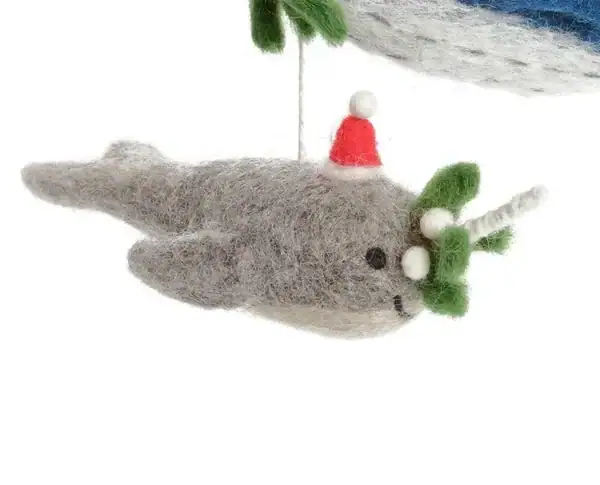 Unicornio marino con gorro de Navidad y acebo