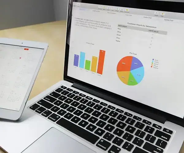 Digitale Marketing-Analyse auf Laptop und Tablet Laptop mit Datenanalyse und Diagrammen für digitales Marketing.