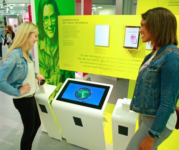 Im Heinz Nixdorf MuseumsForum in Paderborn lässt sich die STEPS-Methode von Christiane Floyd spielerisch entdecken. (C) Jan Braun / Heinz Nixdorf MuseumsForum
