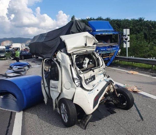 Perodua Myvi Squashed In 7 Car Pileup On The PLUS Highway_2021