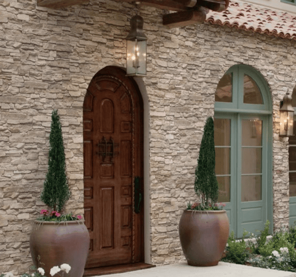 Revestimiento de piedra Ecopiedra en tonos gris, beige y blanco para paredes decorativas.