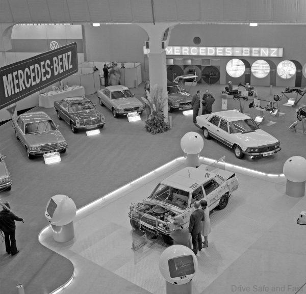 Sicherheit im Vordergrund: Mercedes-Benz zeigt auf dem Genfer Auto-Salon 1974 ein Crashfahrzeug mit intakter Fahrgastzelle und das Experimentier-Sicherheits-Fahrzeug ESF 22. (Fotosignatur der Mercedes-Benz Classic Archive: 74091_37)Focus on safety: Mercedes-Benz displayed a crash vehicle with intact passenger compartment alongside the Experimental Safety Vehicle ESF 22 at the 1974 Geneva Motor Show. (Photo index number in the Mercedes-Benz Classic Archives: 74091_37)
