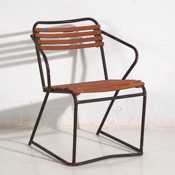 Silla de exterior antigua con reposabrazos (c.1920)