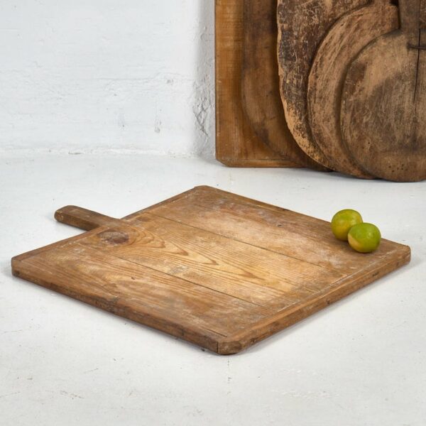 Planche à découper carrée avec poignée ancienne (c.1920) #3