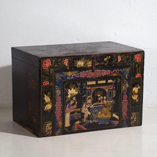 Baúl de ópera antiguo de color oscuro y con detalles florales (c.1900) #1