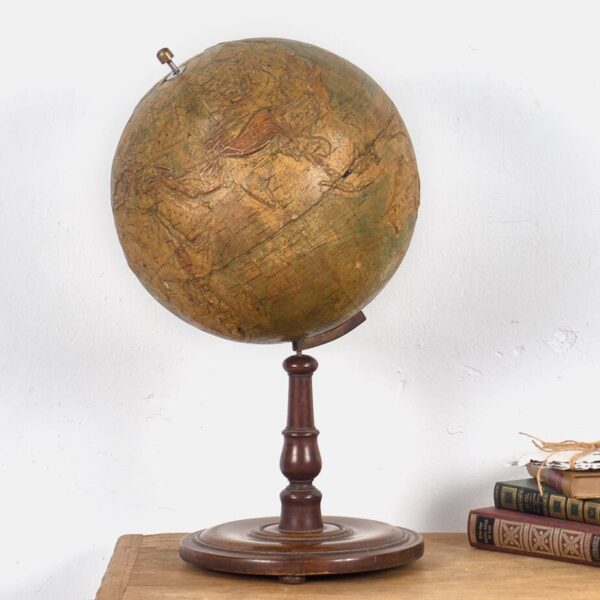 Globo terráqueo antiguo con relieve