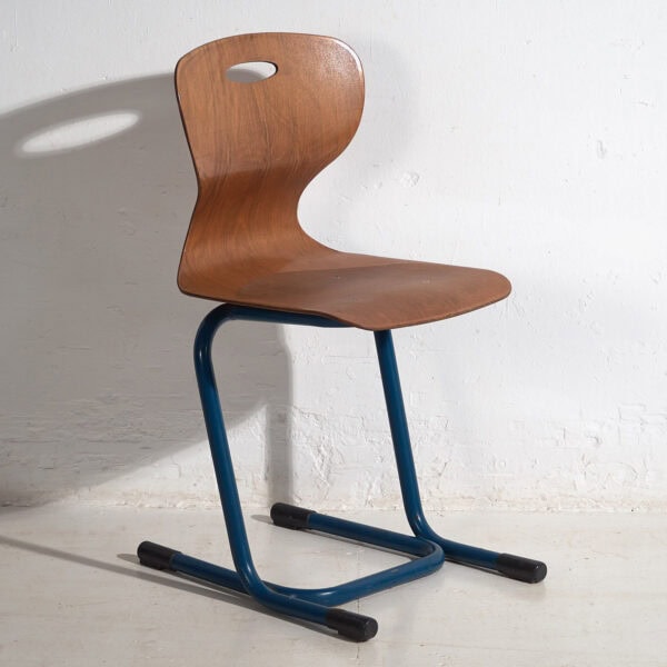 Silla escolar vintage de color azul (c.1950)