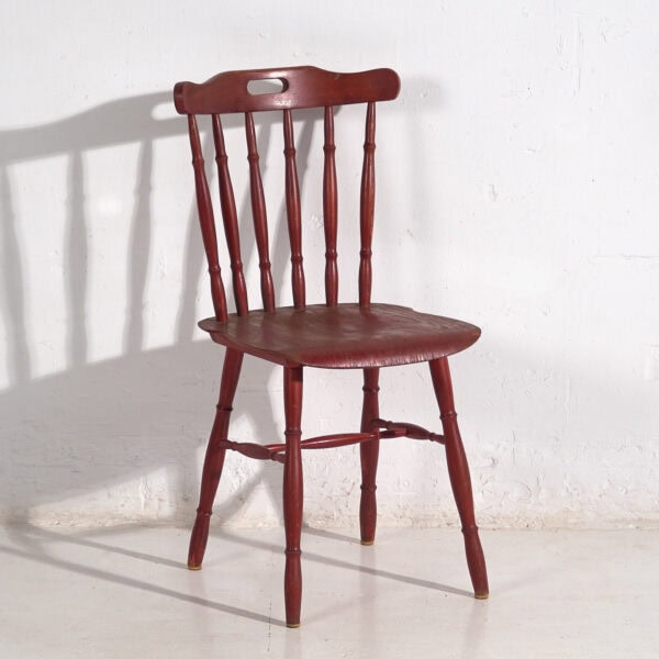 Silla roja antigua de estilo Windsor (c.1920)