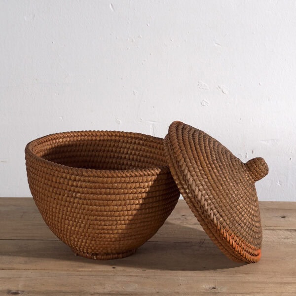 Antigua cesta tejida de ratán (c.1920) #1
