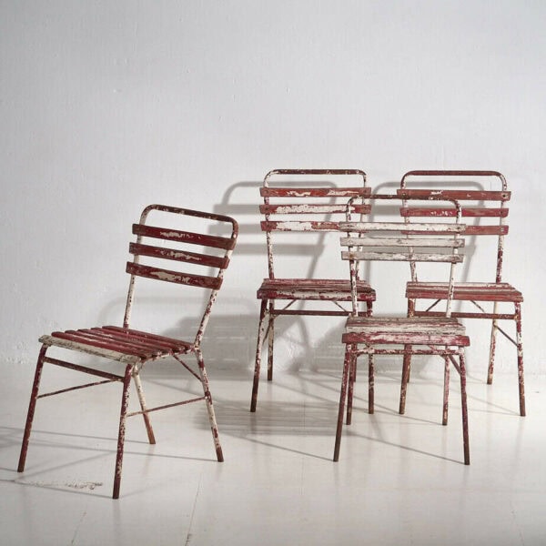 Sillas de terraza antiguas de color rojo y blanco (c.1920). Conjunto de 4 piezas
