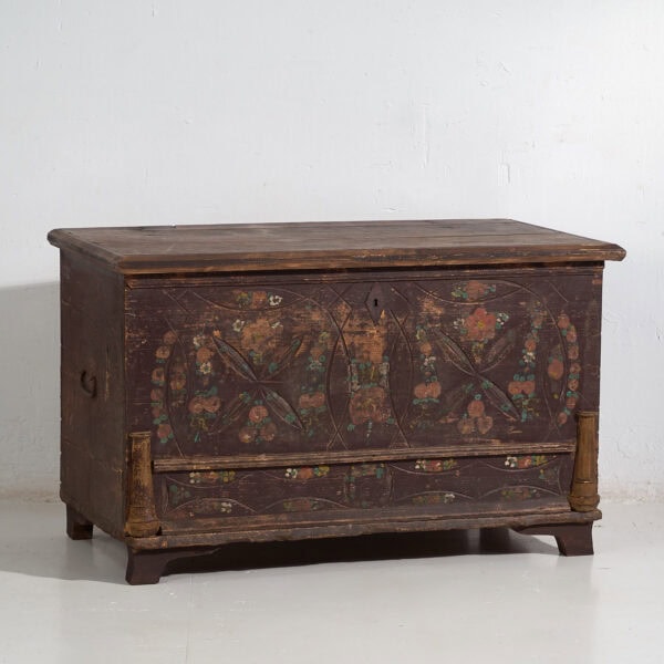 Cofre nupcial antiguo con decoración vegetal en relieve (c.1820) #10