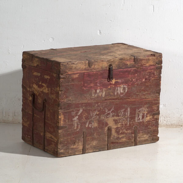 Baúl antiguo chino pintado en madera de pino – China, circa 1920