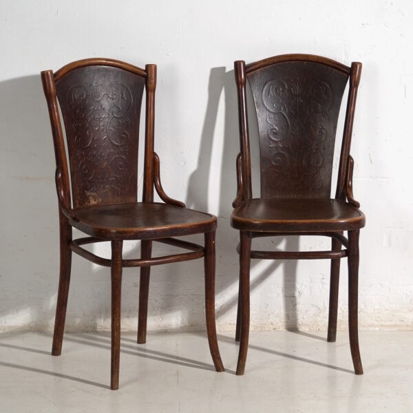 Conjunto de 2 sillas antiguas de madera curvada Thonet – Europa central, circa 1900-1920