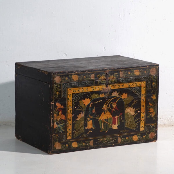 Coffre ancien laqué noir en bois de pin – Chine, vers 1900