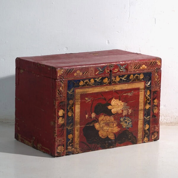Coffre ancien peint rouge vermillon en bois de pin – Chine, vers 1900
