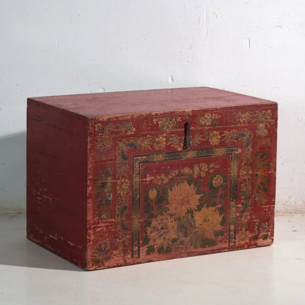 Baúl antiguo pintado rojo bermellón en madera de pino – China, circa 1900