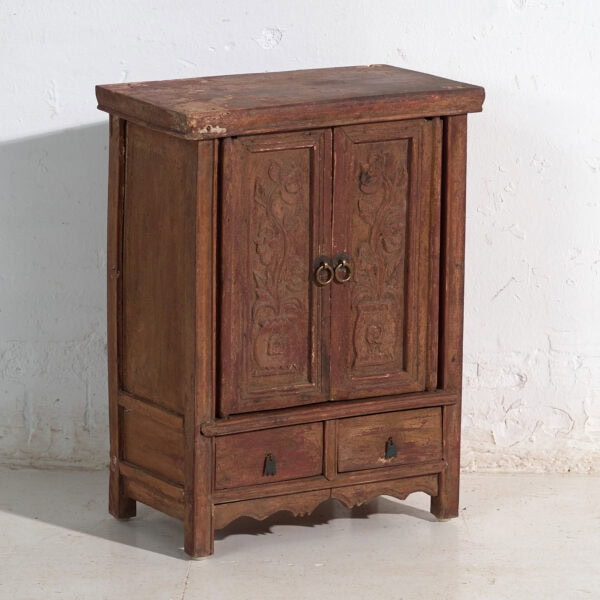 Armario antiguo en madera pintada con talla floral – China, circa 1900