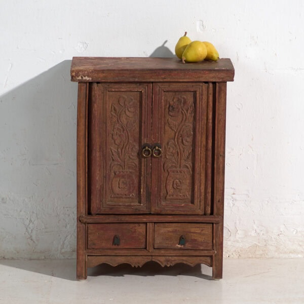 Armario antiguo en madera pintada con talla floral – China, circa 1900