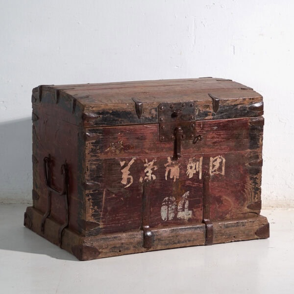 Baúl antiguo reforzado en hierro en madera de pino – China, circa 1900