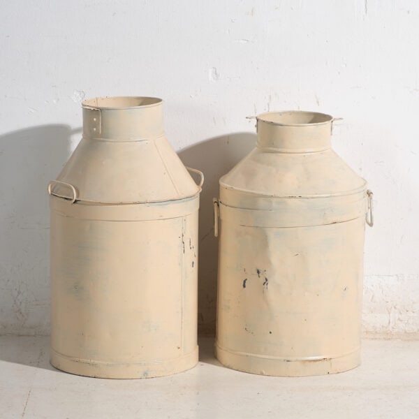 Conjunto de dos lecheras antiguas pintadas en hojalata – Polonia, circa 1950