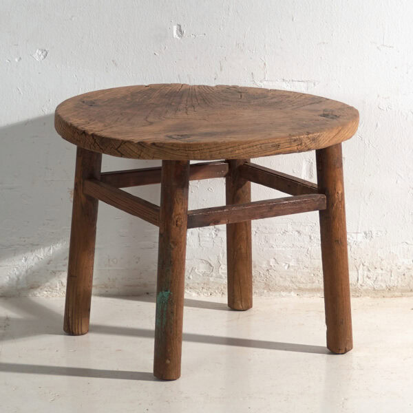 Mesa baja redonda antigua en madera de olmo – China, circa 1930