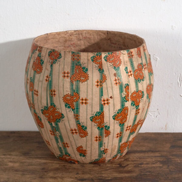 Cesto antiguo chino de papel maché con motivos florales – China, circa 1930