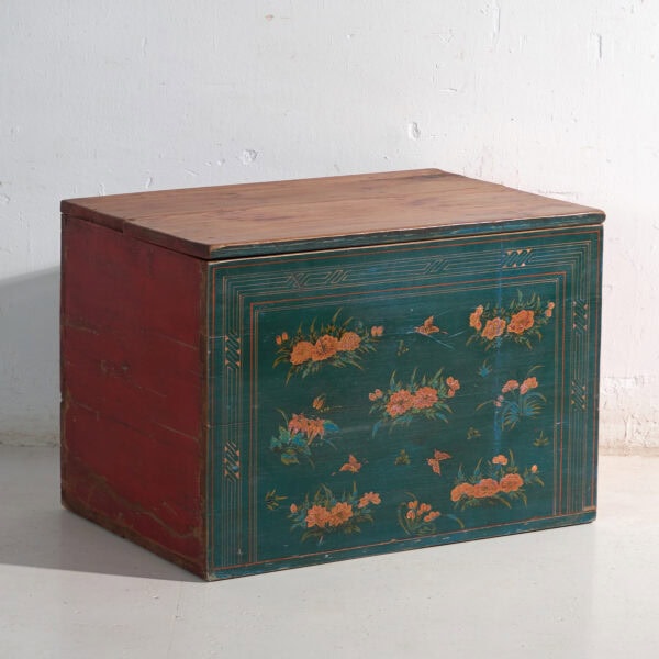 Baúl antiguo policromado en madera de pino – China, circa 1900