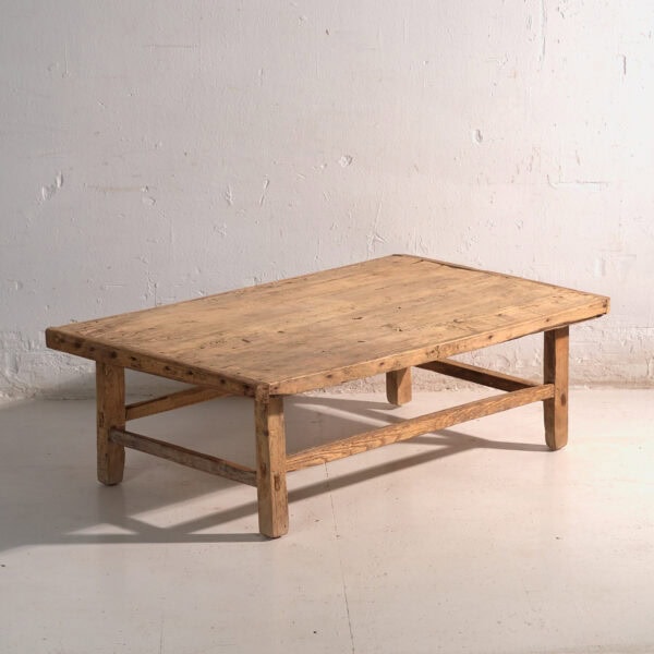 Mesa baja antigua en madera de pino – China, circa 1890