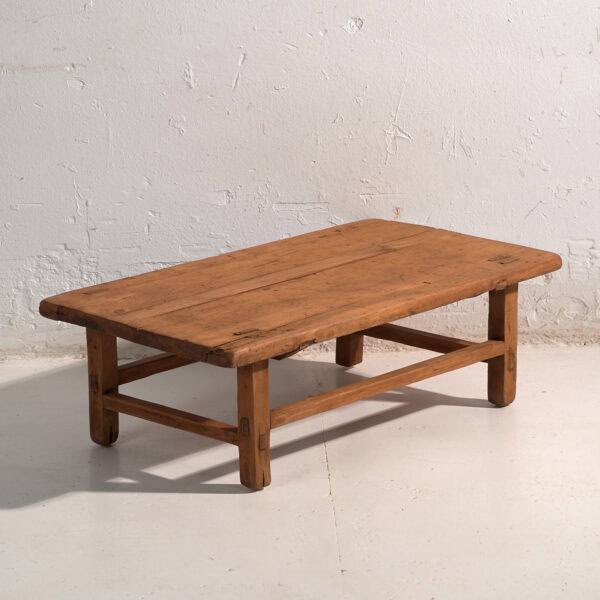Mesa baja antigua en madera de pino – China, circa 1890