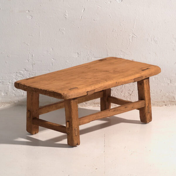 Mesa baja antigua en madera de pino – China, circa 1890