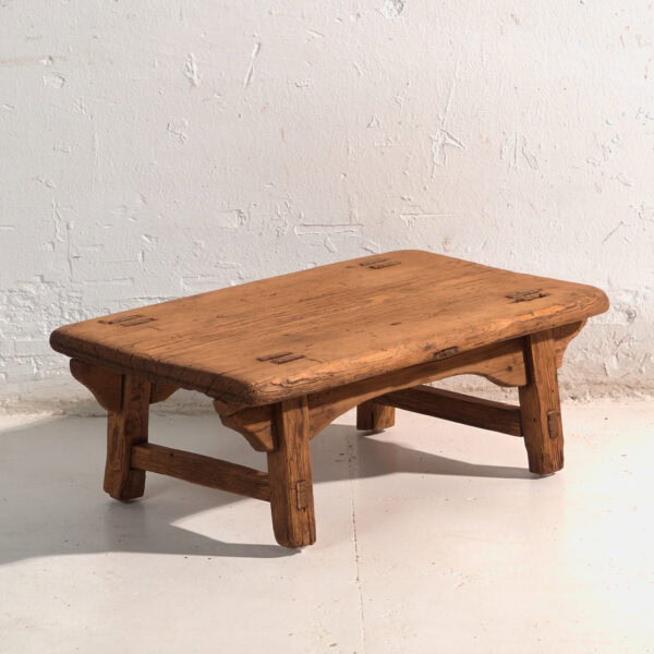 Mesa baja antigua en madera de pino – China, circa 1890