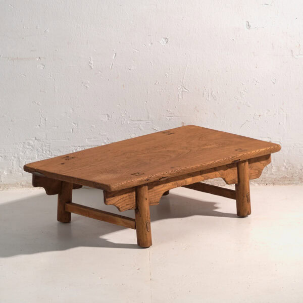 Mesa baja antigua en madera de pino – China, circa 1890