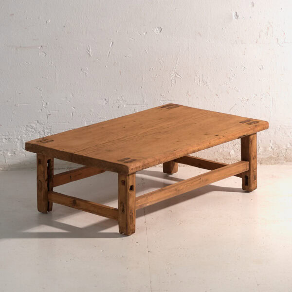 Mesa baja antigua en madera de pino – China, circa 1890