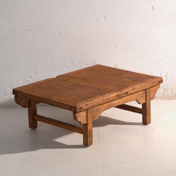 Mesa baja antigua en madera de pino – China, circa 1890