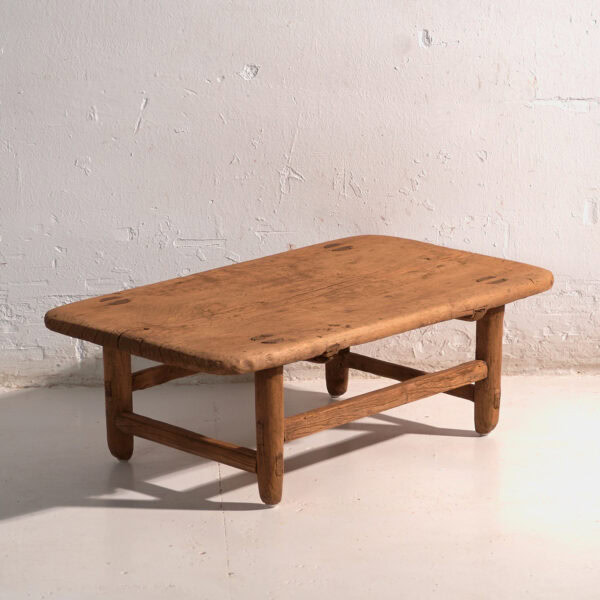 Mesa baja antigua en madera de pino – China, circa 1890