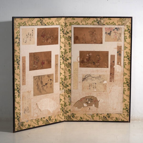 Biombo japonés antiguo de dos hojas con collage de pinturas – Japón, circa 1900