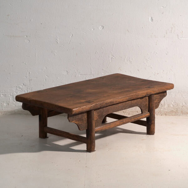 Mesa baja antigua en madera de olmo – China, circa 1900