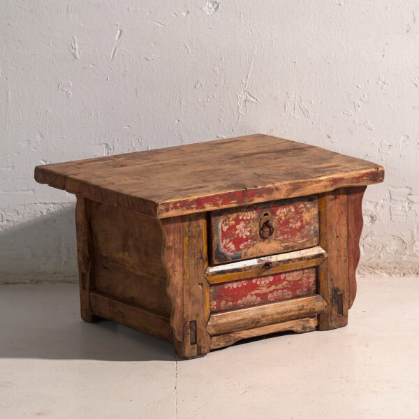 Mesa baja antigua pintada en madera de olmo – China, circa 1900