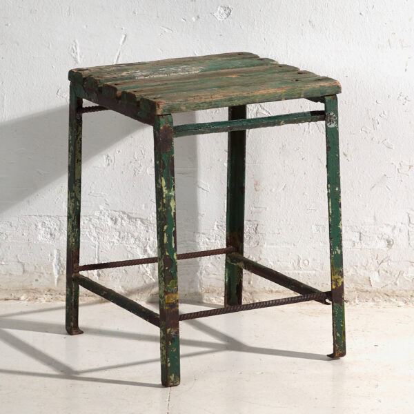 Taburete industrial antiguo en madera de pino y hierro – Europa central, circa 1950