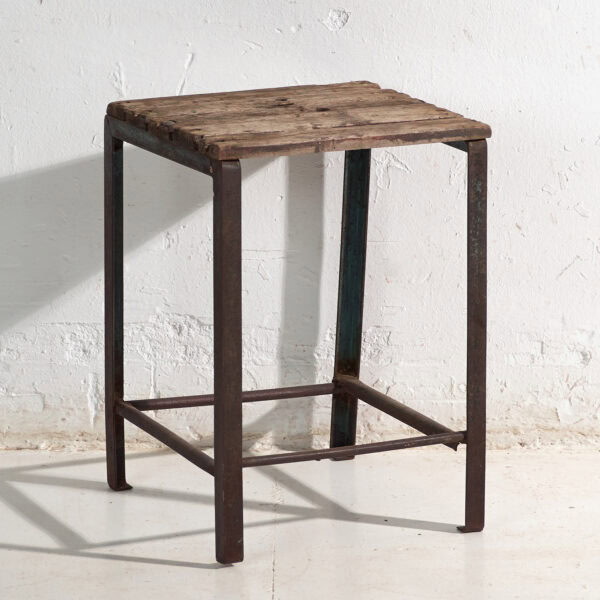 Taburete industrial antiguo en madera de pino y hierro – Europa central, circa 1950