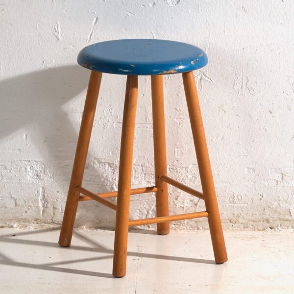 Taburete antiguo de madera con asiento redondo – Europa central, circa 1950