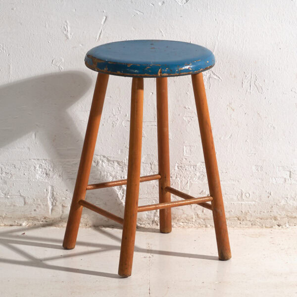 Taburete antiguo de madera con asiento redondo – Europa central, circa 1950