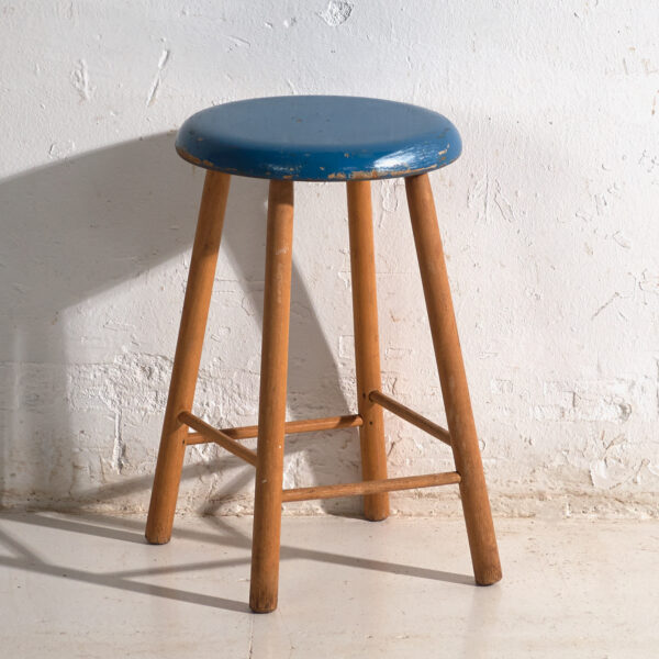 Taburete antiguo de madera con asiento redondo – Europa central, circa 1950