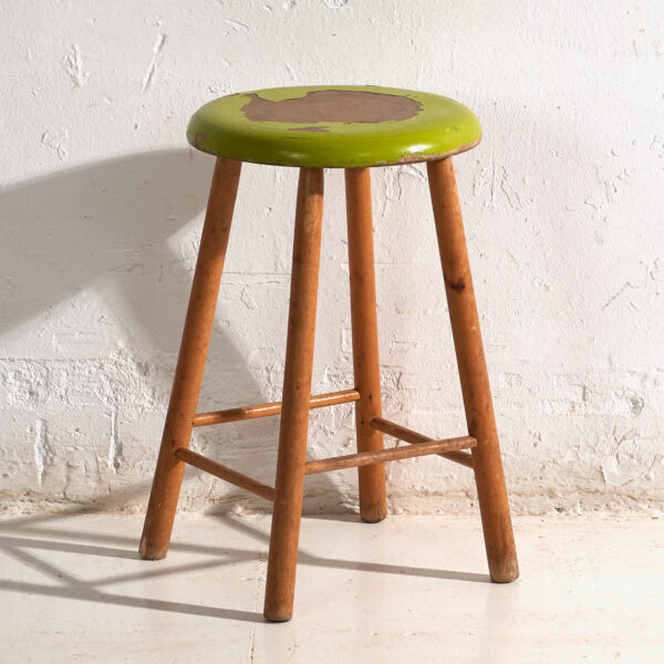 Taburete antiguo de madera con asiento redondo – Europa central, circa 1950