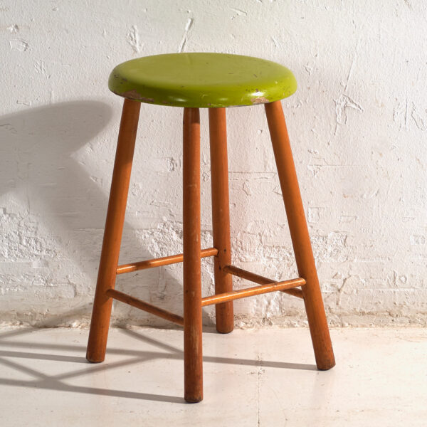 Taburete antiguo de madera con asiento redondo – Europa central, circa 1950